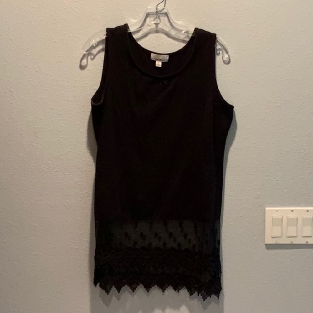 Sleeveless tunic top with lace bottom